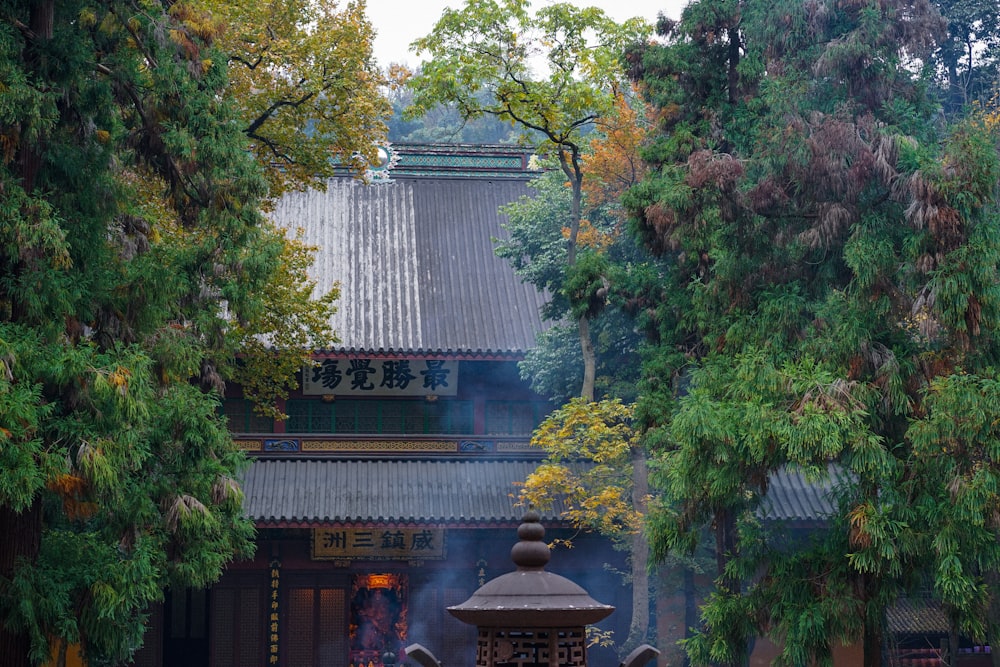 林木环绕的灵隐寺入口建筑