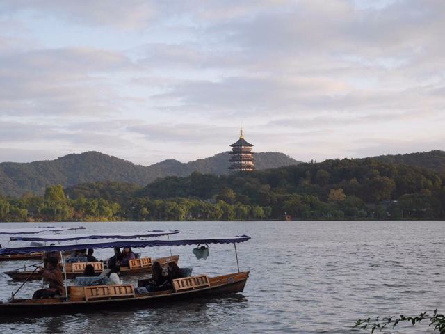 西湖三潭印月与湖上游船