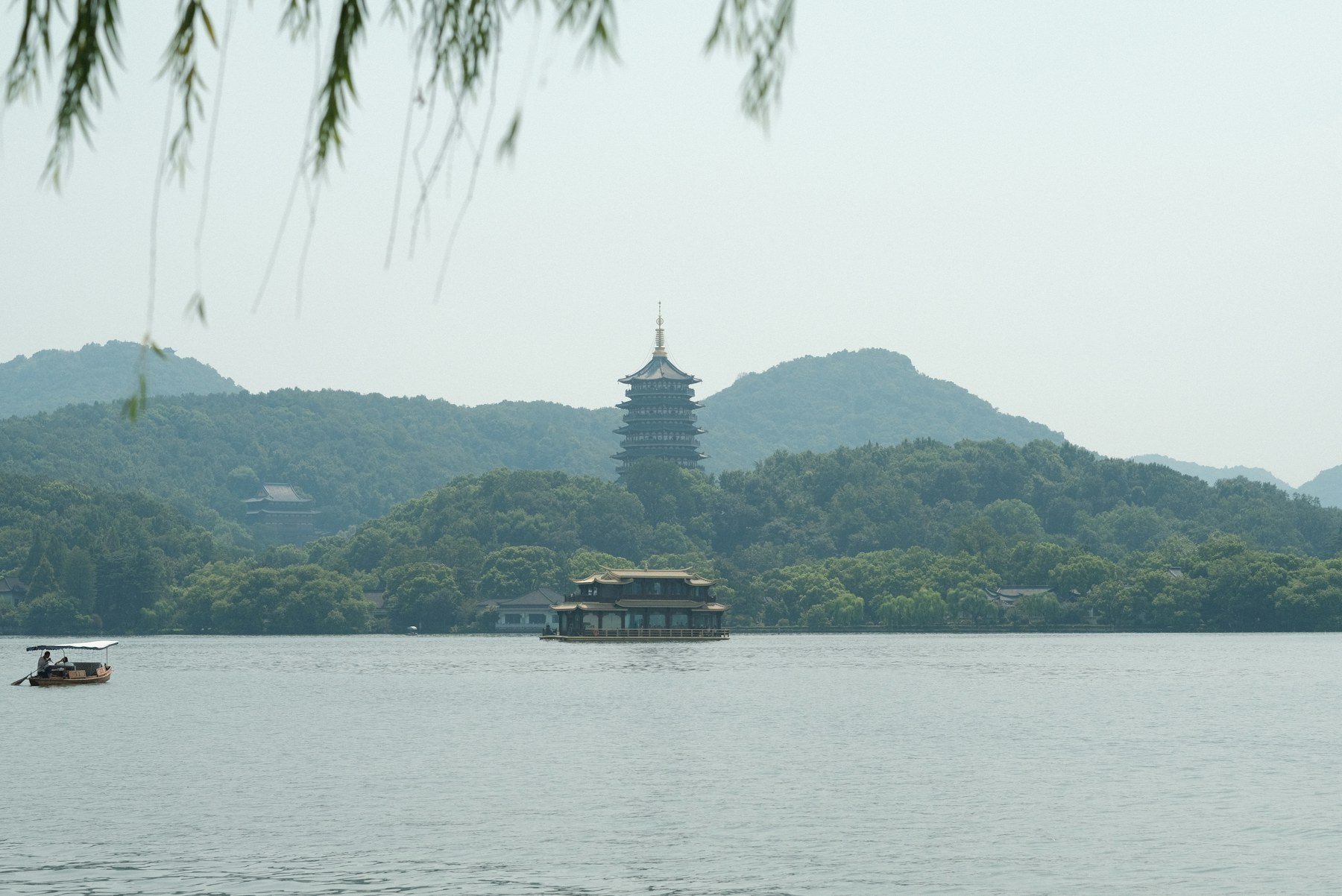 西湖、群山与雷峰塔相映的杭州风景